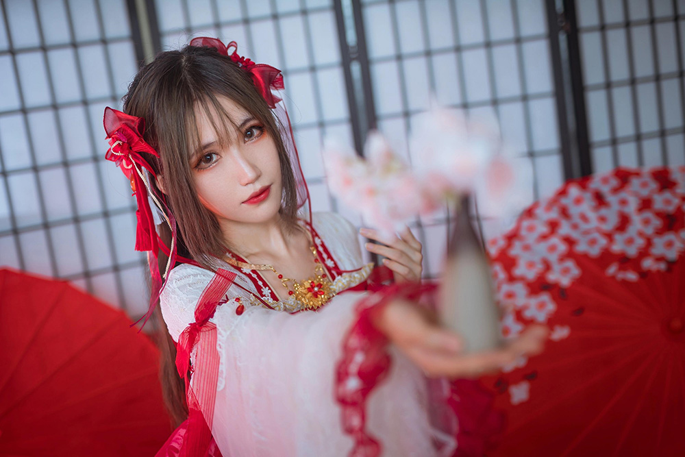 破壁次元的璀璨光芒:人气 Coser 妖君白研的绮幻之旅