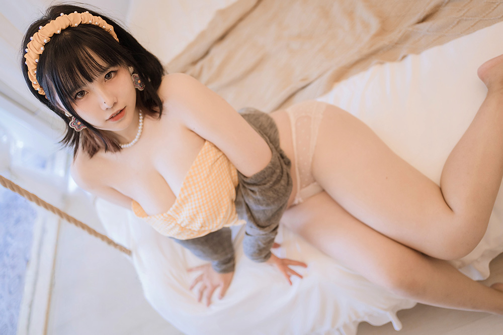 走进Coser阿半今天很开心的多彩世界:甜美笑容与精美创作的魅力之旅