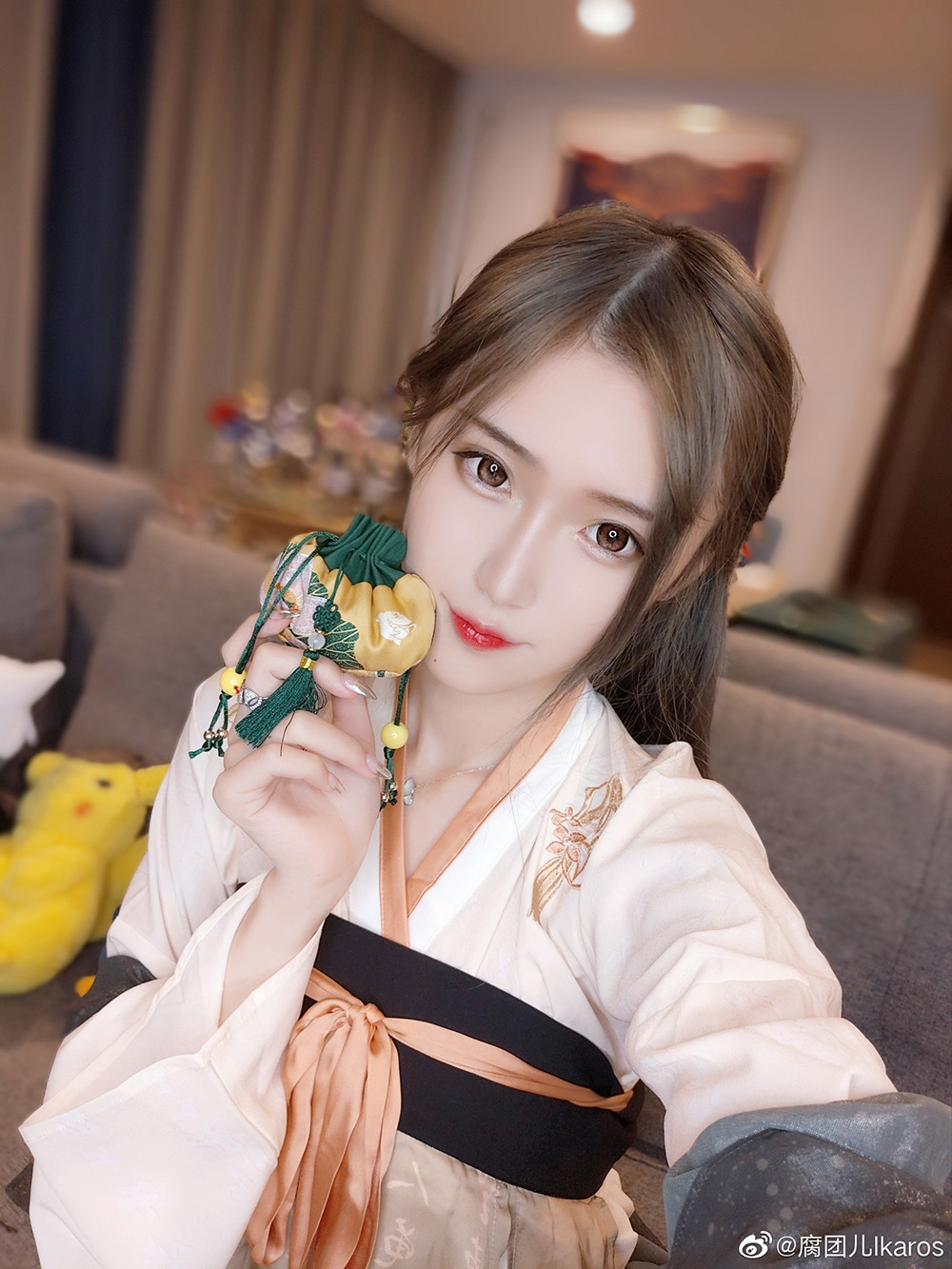 腐团儿Ikaros:从电竞直播间到顶流 coser 的破圈传奇!让 488 万粉丝疯狂