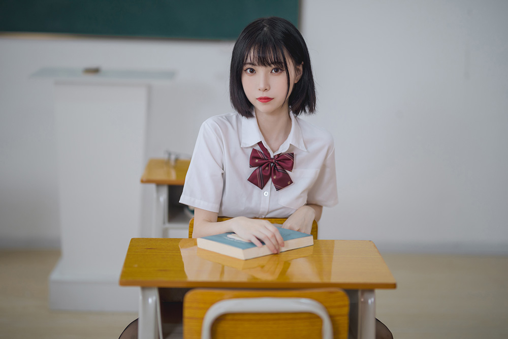 从校园甜妹到冷艳御姐,许岚LAN用丝袜演绎百变二次元人生