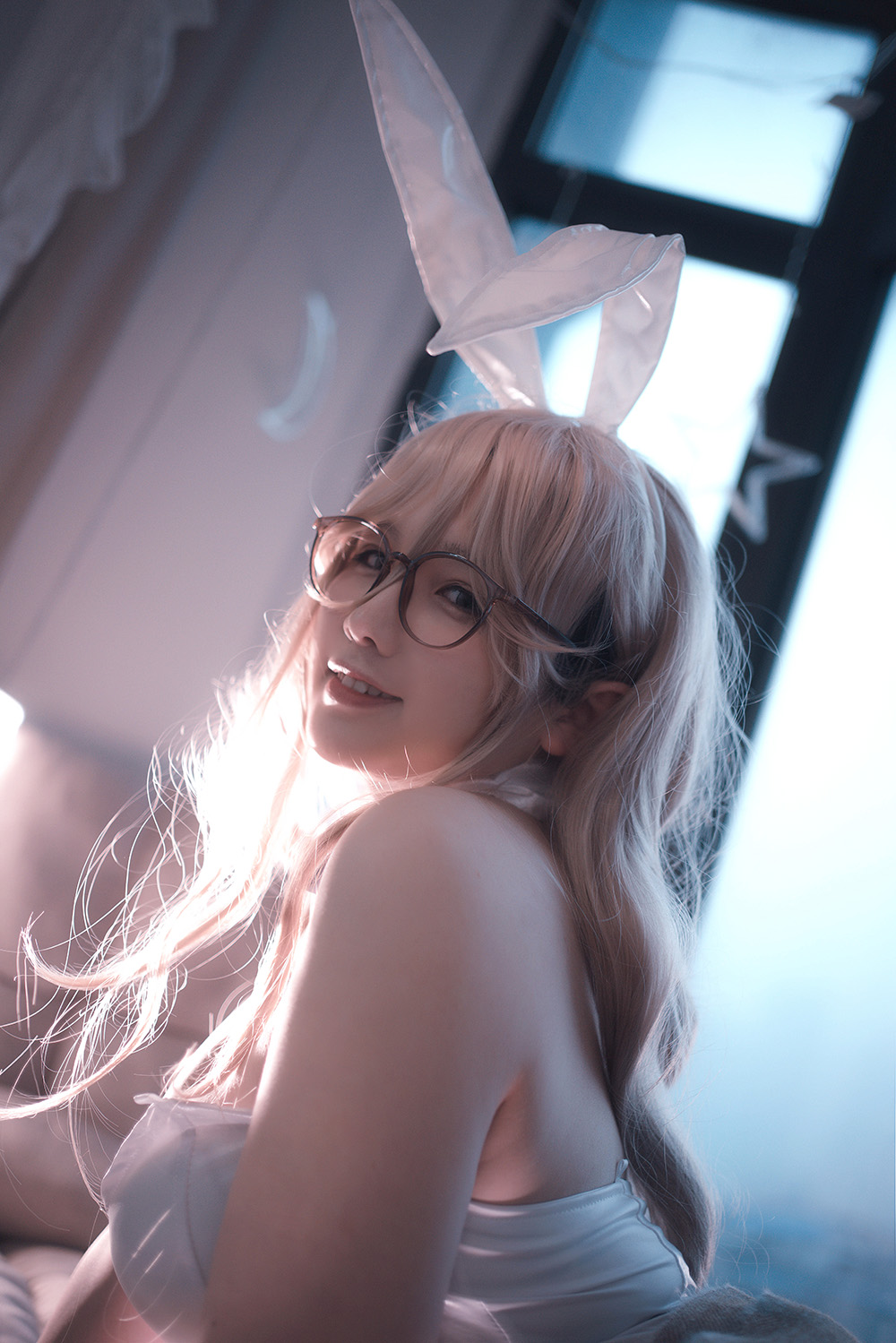 走进Coser阿半今天很开心的多彩世界:甜美笑容与精美创作的魅力之旅