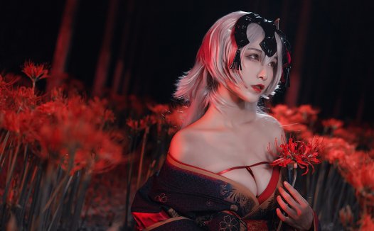 从默默无闻到圈粉 30 万 +,揭秘铁板烧鬼舞w的Cos爆红密码