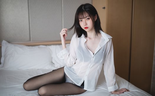 从校园甜妹到冷艳御姐,许岚LAN用丝袜演绎百变二次元人生