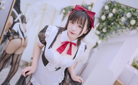 走进Coser阿半今天很开心的多彩世界:甜美笑容与精美创作的魅力之旅