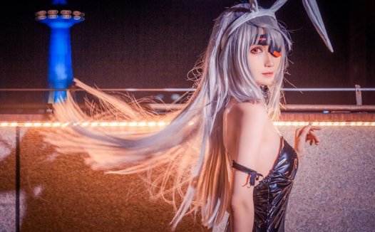 破壁次元的璀璨光芒:人气 Coser 妖君白研的绮幻之旅